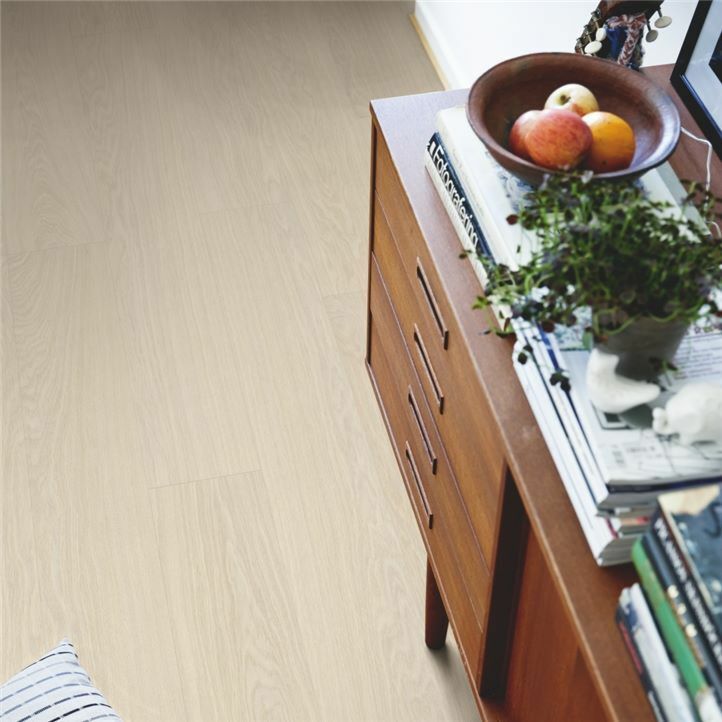 Parquet vinílico de la marca Pergo pizarra gris scivaro V3120-40034 de la serie optimum en un ambiente de habitación.
