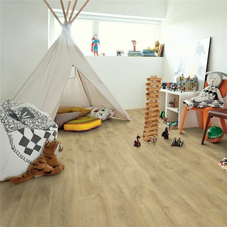 parquet vinílico de la marca Pergo roble tierras altas claro V2131-40100 de la serie optimum en un ambiente de habitación.