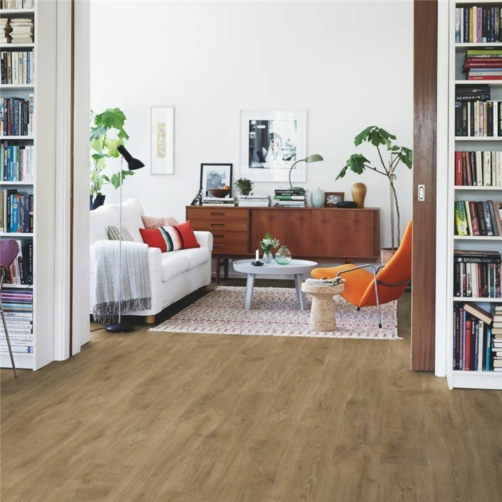 parquet vinílico de la marca Pergo roble tierras altas oscuro V2131-40102 de la serie premium en un ambiente de habitación.
