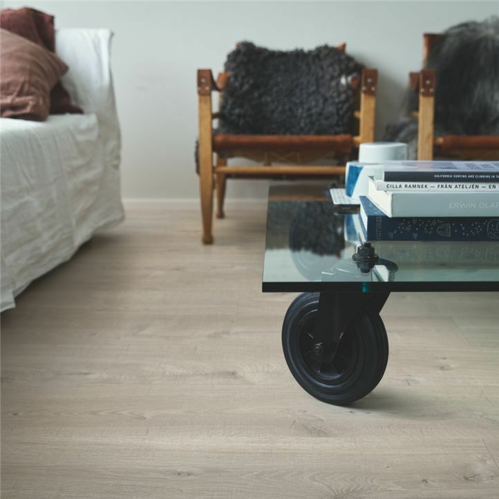 parquet vinílico de la marca Pergo roble costa V2131-40107 de la serie premium en un ambiente de habitación.