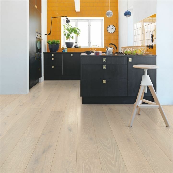 suelo multicapa de madera de la marca pergo roble artico en un ambiente de cocina