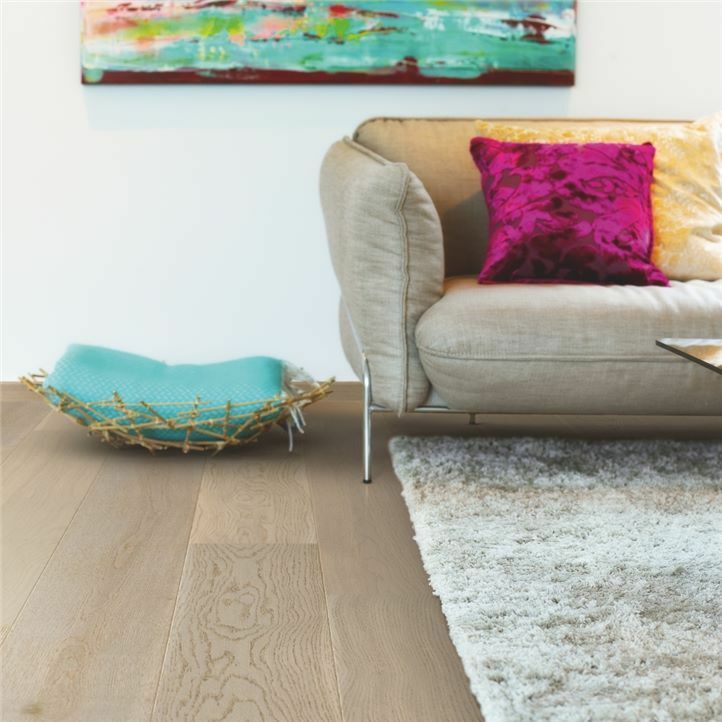suelo de madera multicapa de la marca pergo roble puerto en un ambiente de salón
