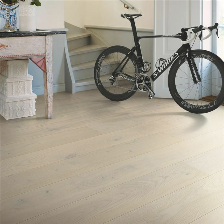 suelo de madera multicapa de pergo roble faro en una sala de entrada al hogar con una bicicleta