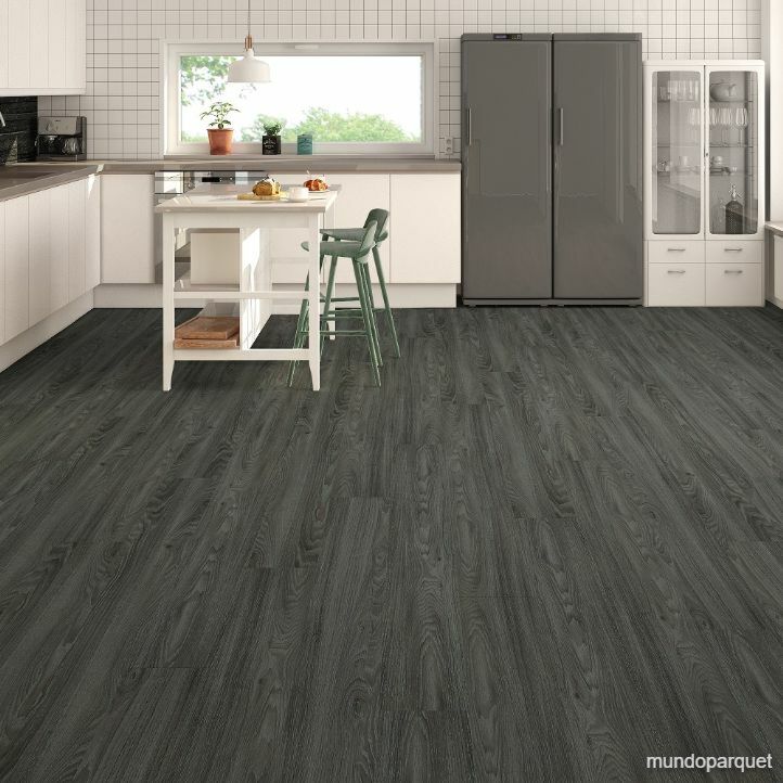 Suelo WPC de la marca Tauro Floors Roble Sena instalado en una cocina