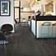 parquet laminado roble pimienta negro de la marca pergo de la serie original excellence sensation resistente al agua superficialmente l0231-03869 en un ambiente de habitación.