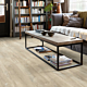 Parquet laminado de roble marrón charlotte CR3177 de la marca Quick-Step de la colección CREO en un ambiente de habitación.