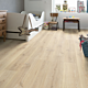 Parquet laminado de roble claro tennessee CR3179 de la marca Quick-Step de la colección CREO en un ambiente de habitación.