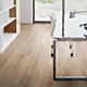 suelo de corcho de la marca wicanders de la gama wood go con un diseño de madera de roble instalado en un despacho