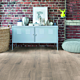 Suelo laminado de la marca disfloor top Roble gris sanded en AC5 y biselado a los 4 lados en vista detallada