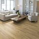 Laminado egger home roble dundee natural 4v instalado en una sala