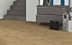 Parquet laminado  ROBLE WEINGBURG CLARO EHL065 de Egger Home de la serie Kingsize  en un ambiente de pasillo.
