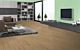 Parquet laminado  ROBLE WIDFORD EHL067 - 2V INFIN de Egger Home de la serie Kingsize  en un ambiente de sala.