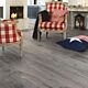 Parquet laminado de la marca pergo de la gama living expression roble gris recuperado serie L0323-01760 en un ambiente de habitación en detalle.
