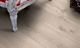 Parquet laminado de la marca pergo de la gama living expression Roble gris moderno serie L0323-01753 en un ambiente de habitación.