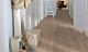 Parquet laminado de la marca pergo de la gama living expression Roble flotante serie L0323-01755 en un ambiente de habitación.