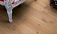 Parquet laminado de la marca pergo de la gama living expression Roble europeo serie L0323-01756 en un ambiente de habitación.