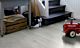 parquet laminado roble gris calizo de la marca pergo de la serie living expression sensation resistente al agua superficialmente l0331-03367 en un ambiente de habitación.