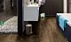 parquet laminado roble granja de la marca pergo de la serie living expression sensation resistente al agua superficialmente l0331-03371 en un ambiente de baño.