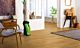 Parquet laminado roble rústico de la marca pergo de la serie living expression sensation resistente al agua superficialmente l0331-03375 en un ambiente de habitación.