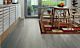 Parquet laminado de la marca pergo de la gama original excellence roble montaña rocosa L0234-03570 en un ambiente de habitación.