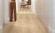 Parquet laminado de la marca pergo de la gama original excellence roble costa L0234-03571 en un ambiente de un pasillo.