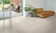 Parquet laminado de la marca pergo de la gama original excellence roble fiordo claro L0234-03862 en un ambiente de habitación.