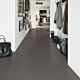 Parquet vinílico de la marca Pergo mineral moderno negro V2120-40143 de la serie premium en un ambiente de salón.