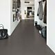 Parquet vinílico de la marca Pergo mineral moderno negro V3120-40143 de la serie optimum en un ambiente de salón.