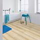 Parquet laminado de pino natural im 1860 de la marca quick-step de la serie impressive  en un ambiente de habitación.