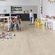 Parquet laminado de roble con cortes de sierra im 1857 de la marca quick-step de la serie impressive  en un ambiente de habitación.