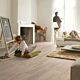 Parquet laminado de roble long island natural de la marca quick-step de la serie largo en un ambiente de habitación.