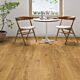 Parquet laminado de roble cambridge natural de la marca quick-step de la serie largo en un ambiente de habitación.