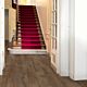 Parquet laminado de roble cambridge oscuro de la marca quick-step de la serie largo en un ambiente de habitación.
