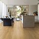 Parquet laminado de roble bosque natural mj3546 de la marca quick-step de la serie majestic en un ambiente de habitación.
