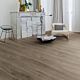 Parquet laminado de roble bosque marron de la marca quick-step de la serie majestic en un ambiente de habitación.