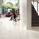 Parquet laminado de wengé passionata de la marca quick-step de la serie eligna en un ambiente de habitación.