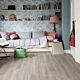 Parquet laminado de roble venecia gris de la marca quick-step de la serie eligna en un ambiente de habitación.