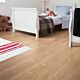 Parquet laminado de roble barnizado blanco de la marca quick-step de la serie eligne en un ambiente de habitación.