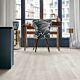 Suelo laminado de roble venecia claro de la marca quick-step de la serie eligna en vista de habitación.