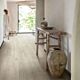 Parquet laminado de ROBLE RECUPERADO CON PATINA BLANCA CL1653 de la marca Quick-step de la serie CLASSIC en un ambiente de habitación.