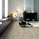 Parquet laminado de ROBLE VIEJO GRIS CLARO CLM1405 de la marca Quick-step de la serie CLASSIC en un ambiente de habitación.