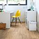 Parquet laminado de ROBLE NATURAL MEDIANOCHE de la marca Quick-step de la serie CLASSIC en un ambiente de habitación.
