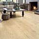 Parquet laminado de roble tratado con chorro de arena natural de la marca quick-step de la serie impressive ultra en un ambiente de habitación.