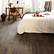 Parquet laminado de robe clásico marrón de la marca quick-step de la serie impressive ultra en un ambiente de habitación.
