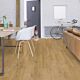 Parquet laminado de roble suave natural im 1855 de la marca quick-step de la serie impressive ultra en un ambiente de habitación.