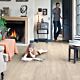 Parquet laminado de roble con cortes de sierra im 1857 de la marca quick-step de la serie impressive ultra  en un ambiente de habitación.