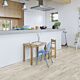 Parquet laminado de cemento gris claro im 1861 de la marca quick-step de la serie impressive ultra  en un ambiente de habitación.