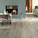 Parquet laminado de roble con cortes de sierra gris im 1858 de la marca quick-step de la serie impressive ultra en un ambiente de habitación.