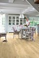 Parquet vinílico de la marca Quick-Step livyn Roble flotante beige BACP40018 de la serie Balance Click Plus en un ambiente de habitación.