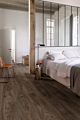 Parquet vinílico de la marca Quick-Step livyn Roble cabaña marrón oscuro BACP40027 de la serie Balance Click en un ambiente de habitación.